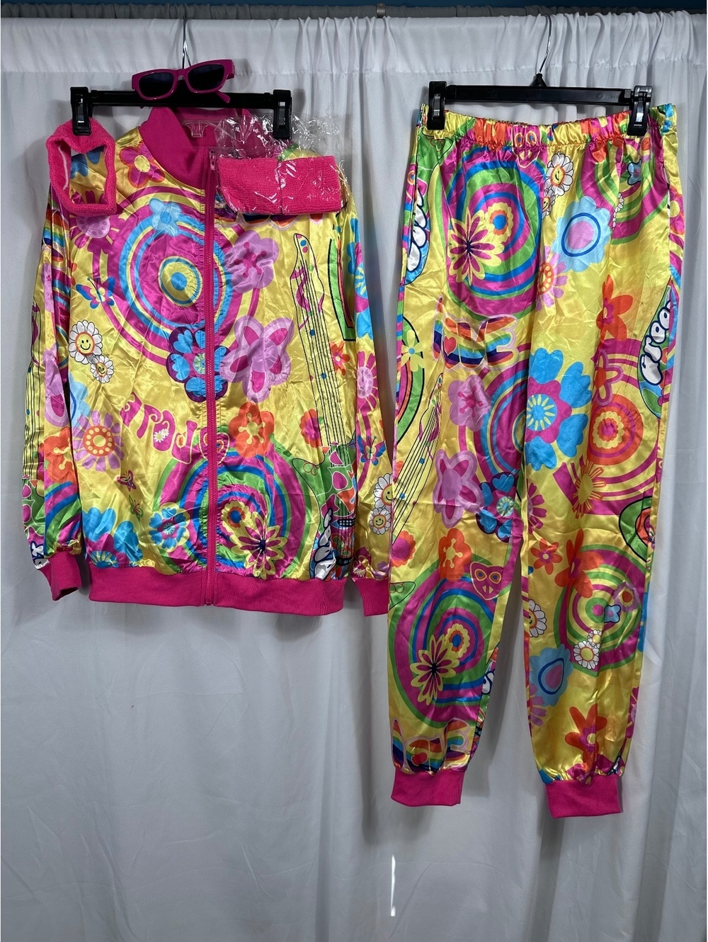 Men’s 70s Style Tracksuit with Sunglasses and Wristbands Halloween Size Medium